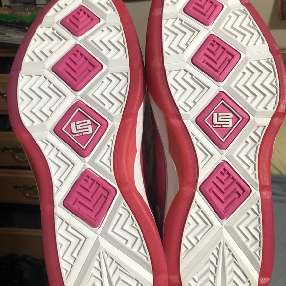 LeBron Zoom Generation 3 Breast Cancer Awareness - Picture 5 of 8